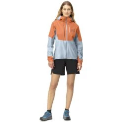 Norrona Giacca Donna - Senja Gore-Tex Active - Flamingo/Blue Fog 10 Norrona Giacca Donna - Senja Gore-Tex Active - Flamingo/Blue Fog -Norrona norrona senja gore tex active jacket women flamingo blue fog model 1 1399970